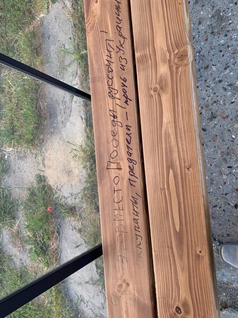 В окупованому Криму затримали чоловіка з Луганщини, який залишав написи "Слава Україні" на лавках