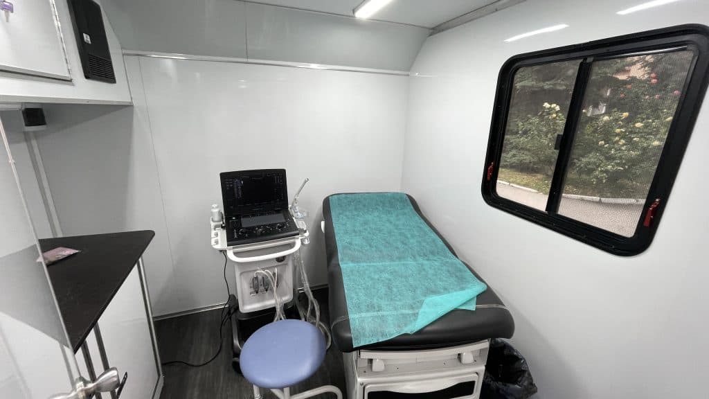 Мобільна клініка для військовослужбовиць: медична допомога там, де її ніколи не було