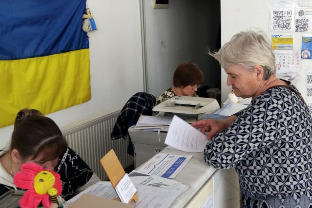 Переселенці отримують допомогу