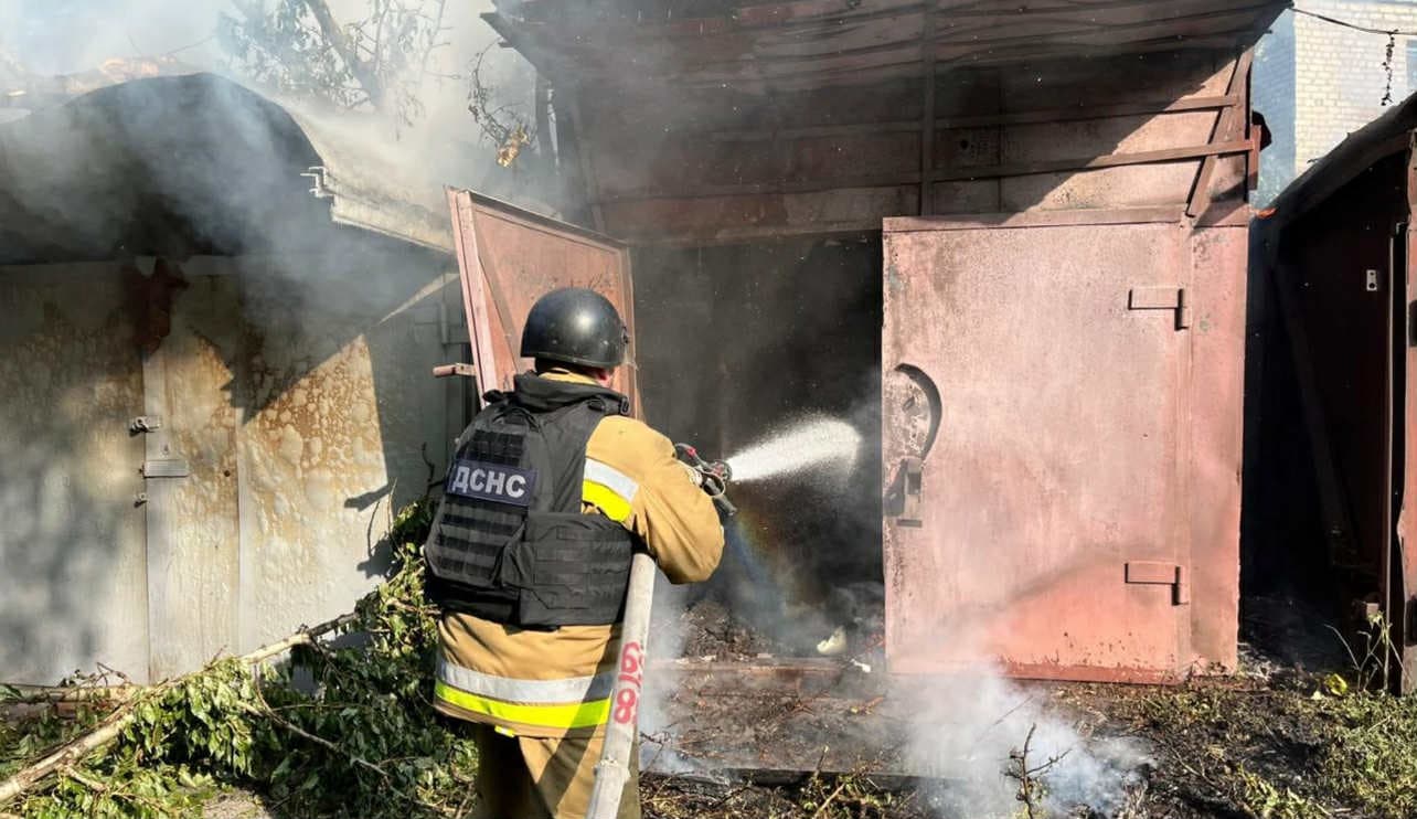 Рятувальники Донеччини ліквідують наслідки чергових обстрілів: є загиблі та поранені