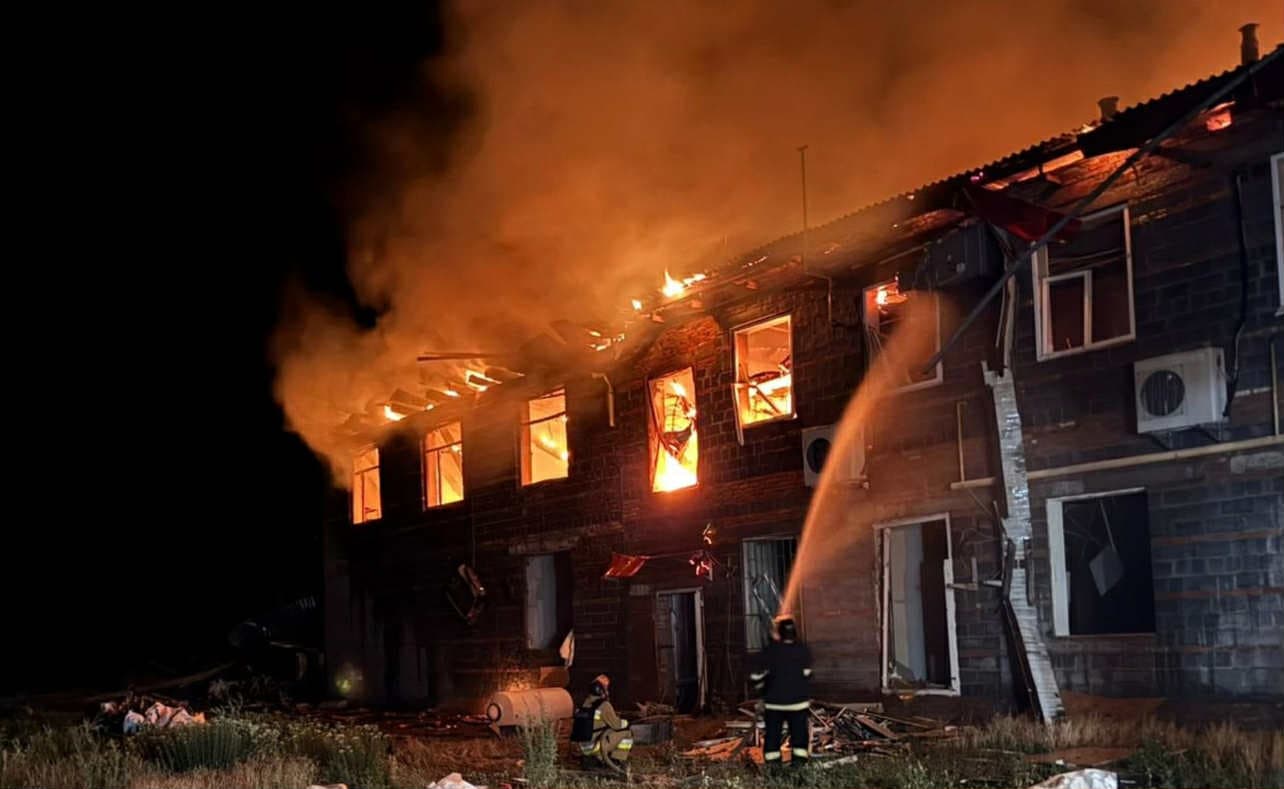 Рятувальники ліквідовують наслідки ворожих атак у Словʼянську і Лимані