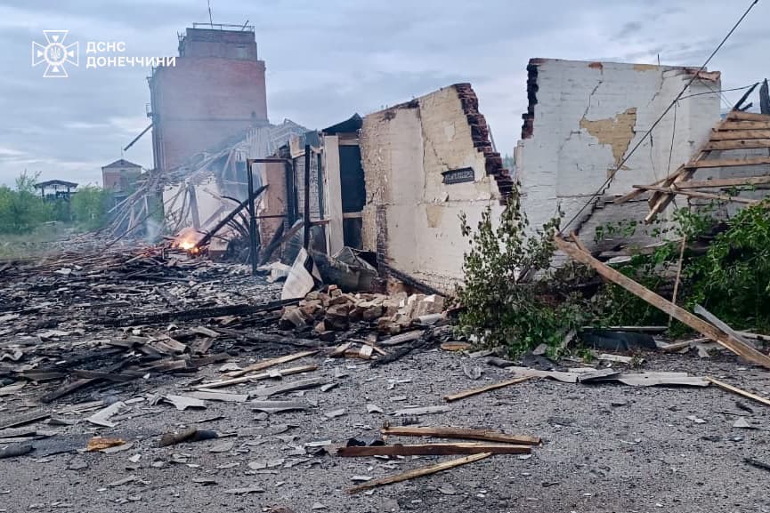 Рятувальники ліквідували наслідки нічної атаки БПЛА на Слов'янськ