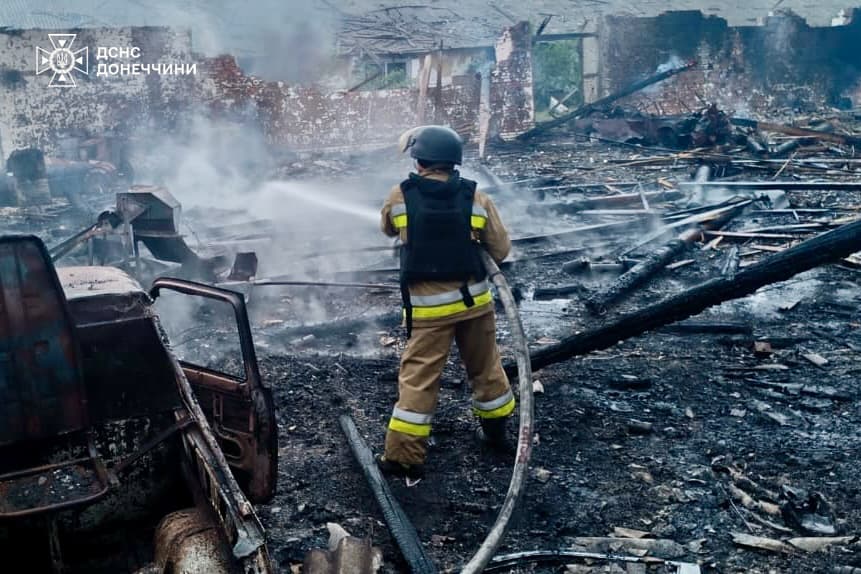 Рятувальники ліквідували наслідки нічної атаки БПЛА на Слов'янськ