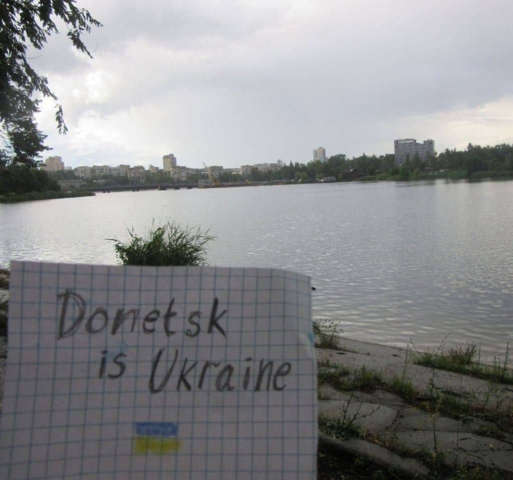 Символи українського спротиву поширюють в Донецьку і Жданівці