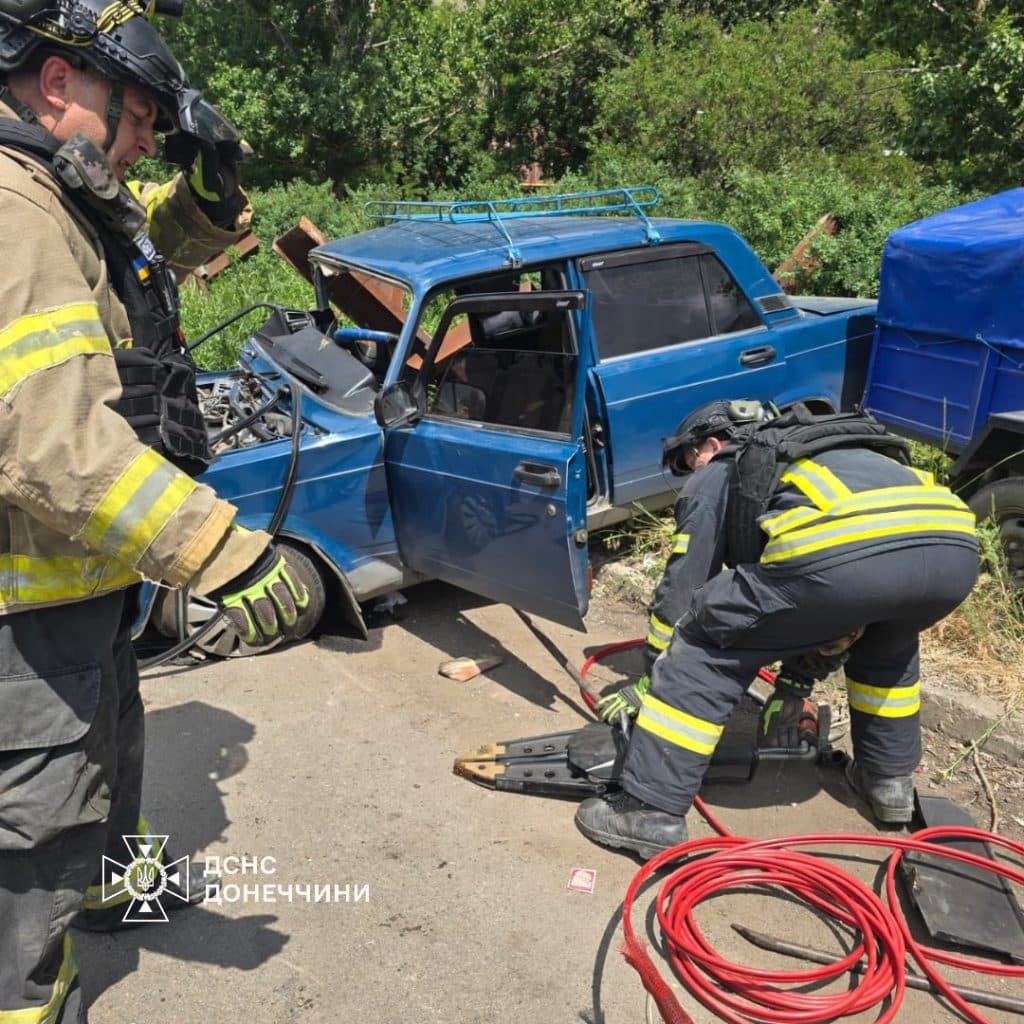 У Костянтинівці рятувальники деблокували жінку з понівеченого внаслідок ДТП автомобіля
