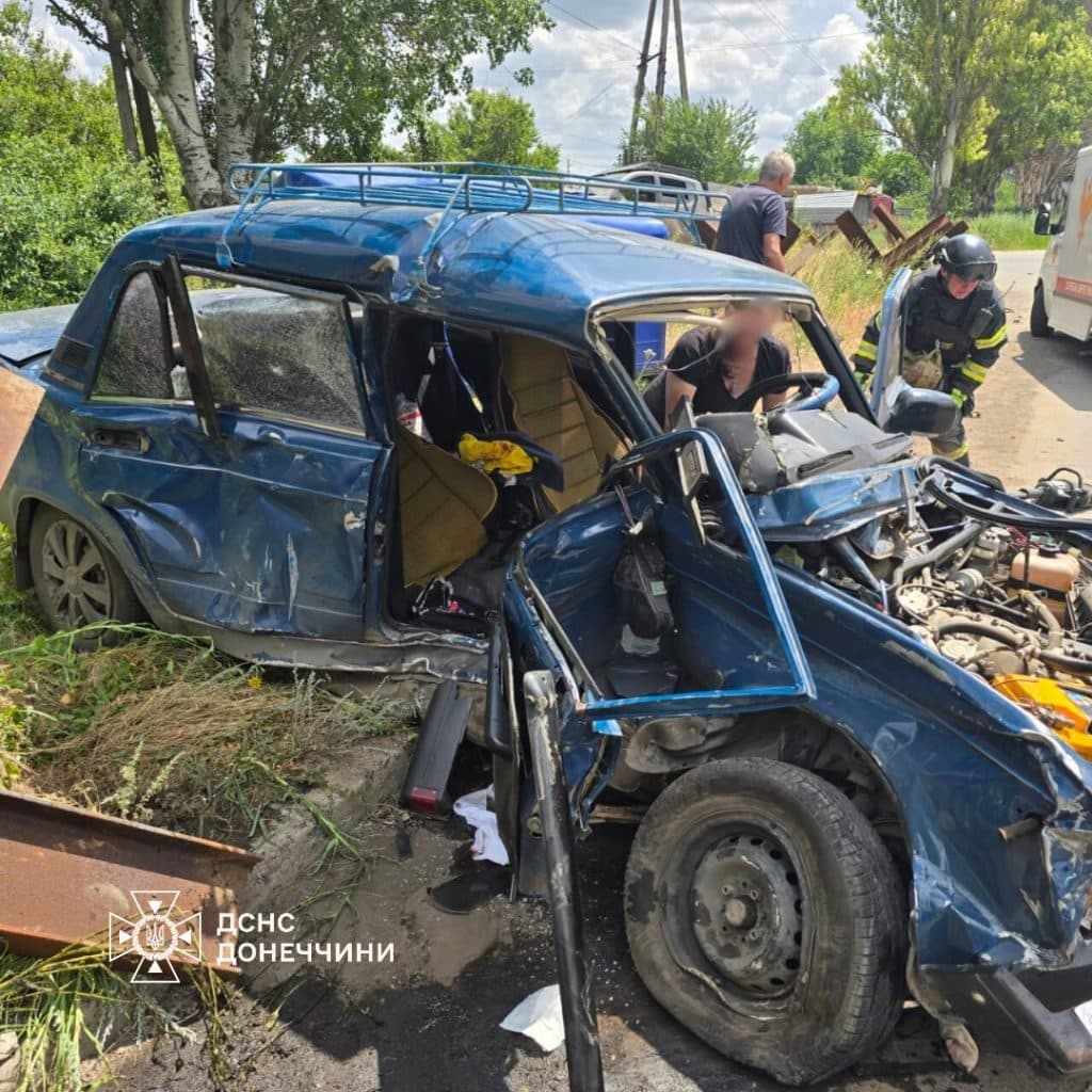 У Костянтинівці рятувальники деблокували жінку з понівеченого внаслідок ДТП автомобіля