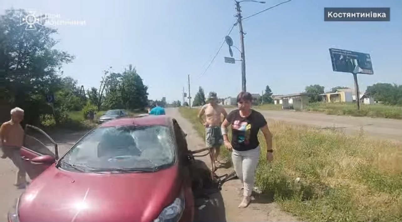У Костянтинівці рятувальники деблокували чоловіка з автомобіля, в яке влучив російський безпілотник