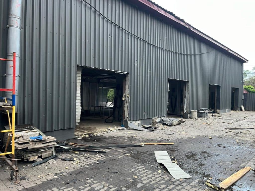 У Краматорську ворожий безпілотник пошкодив відділення пошти та автомийку