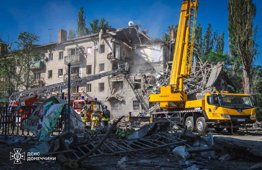 У Краматорську з-під завалів будинку рятувальники деблокували тіло чоловіка