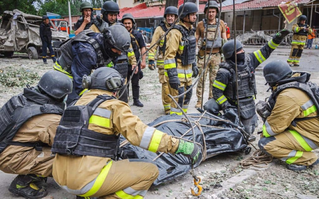 У Краматорську з-під завалів будинку рятувальники деблокували тіло чоловіка