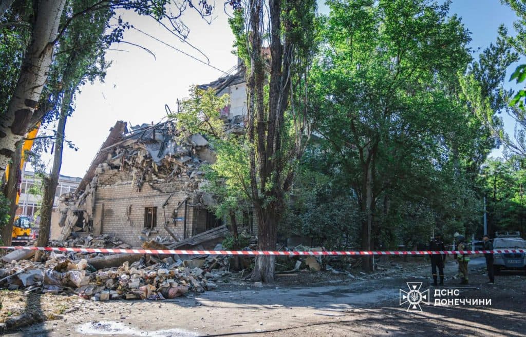 У Краматорську з-під завалів будинку рятувальники деблокували тіло чоловіка