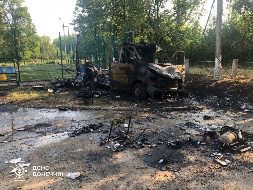 У Миколаївці на Донеччині ворожий БпЛА влучив у Mercedes-Benz