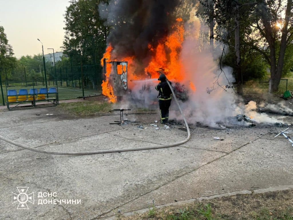 У Миколаївці на Донеччині ворожий БпЛА влучив у Mercedes-Benz