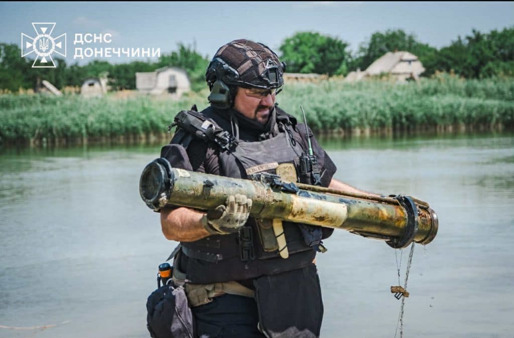 У Покровському районі піротехніки із водойми вилучили 12 вибухонебезпечних предметів (фото)