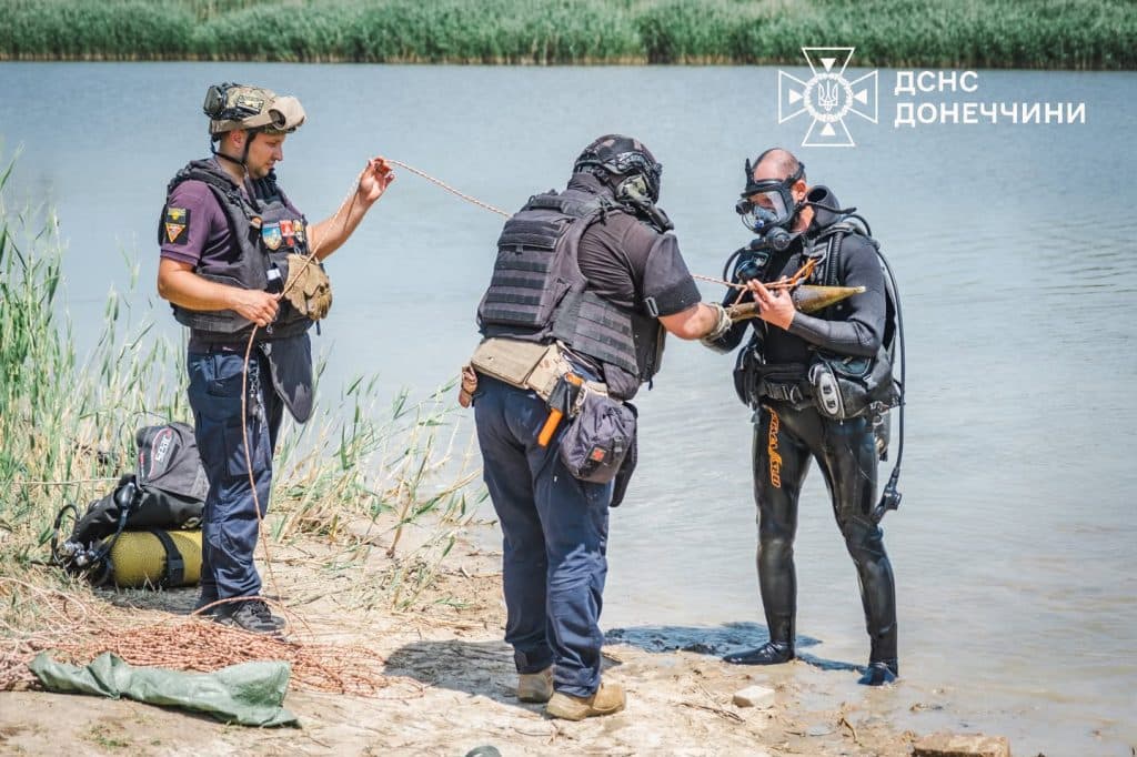 У Покровському районі піротехніки із водойми вилучили 12 вибухонебезпечних предметів