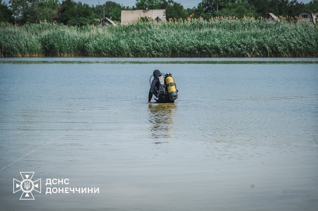 У Покровському районі піротехніки із водойми вилучили 12 вибухонебезпечних предметів