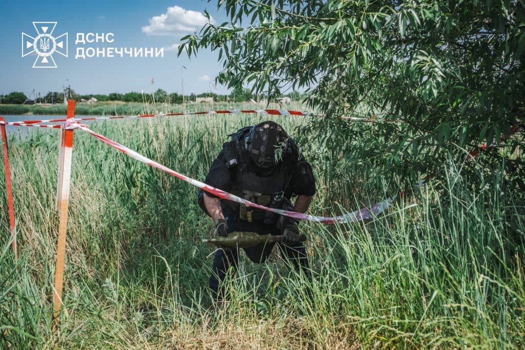 У Покровському районі піротехніки із водойми вилучили 12 вибухонебезпечних предметів