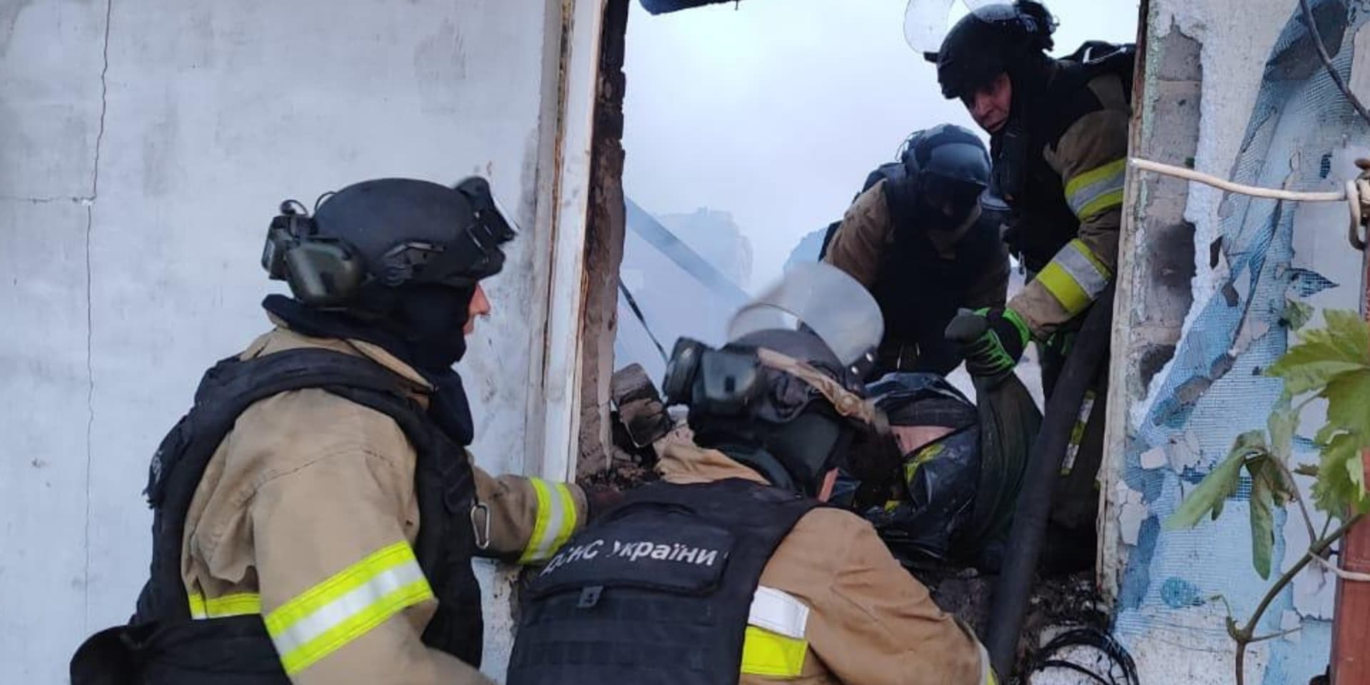 У Райському рятувальники вилучили тіло жінки з-під завалів і ліквідували пожежу