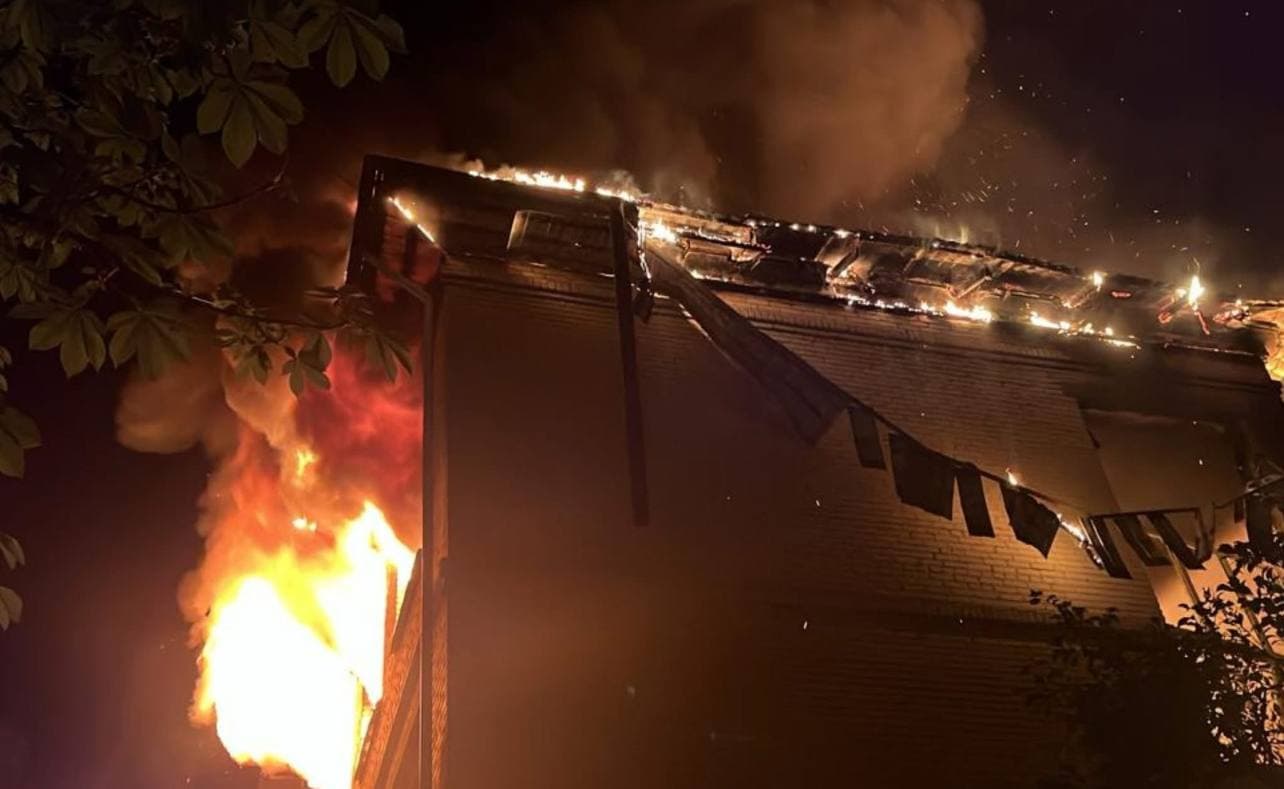 У Слов’янську ворожий удар спричинив пожежі у двох адміністративних будівлях