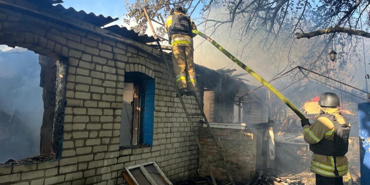Унаслідок ворожого обстрілу в Іллінівці палали житловий будинок, сарай та автівка