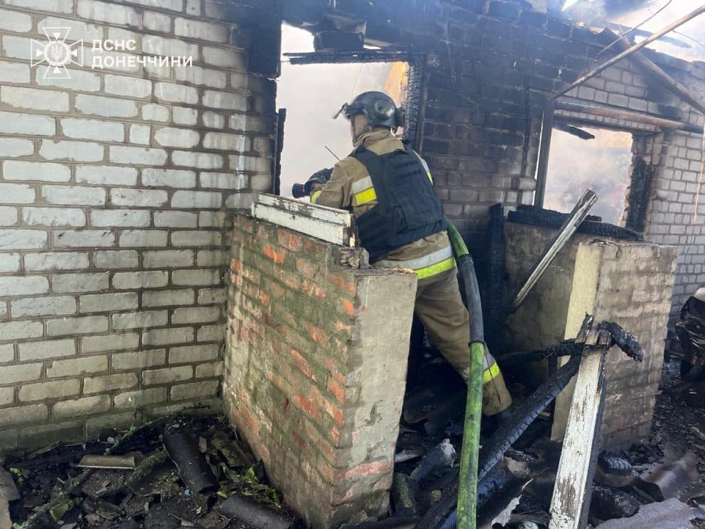 В результате вражеских обстрелов в Ильиновке пылали жилой дом, сарай и автомобиль