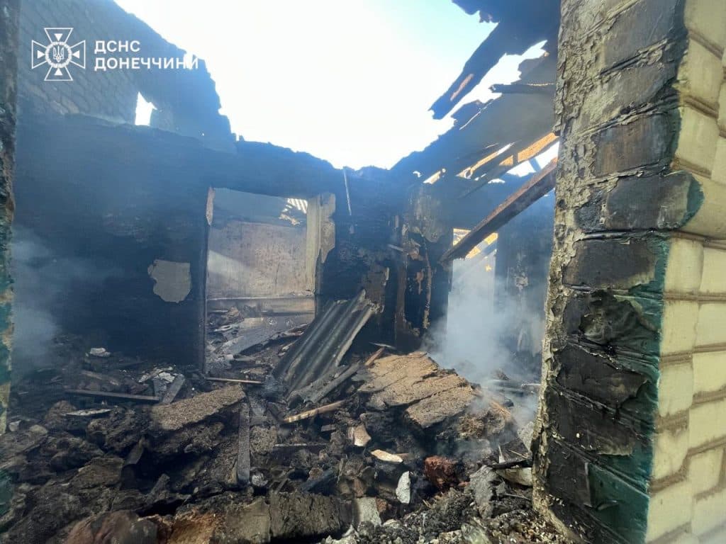 В результате вражеских обстрелов в Ильиновке пылали жилой дом, сарай и автомобиль