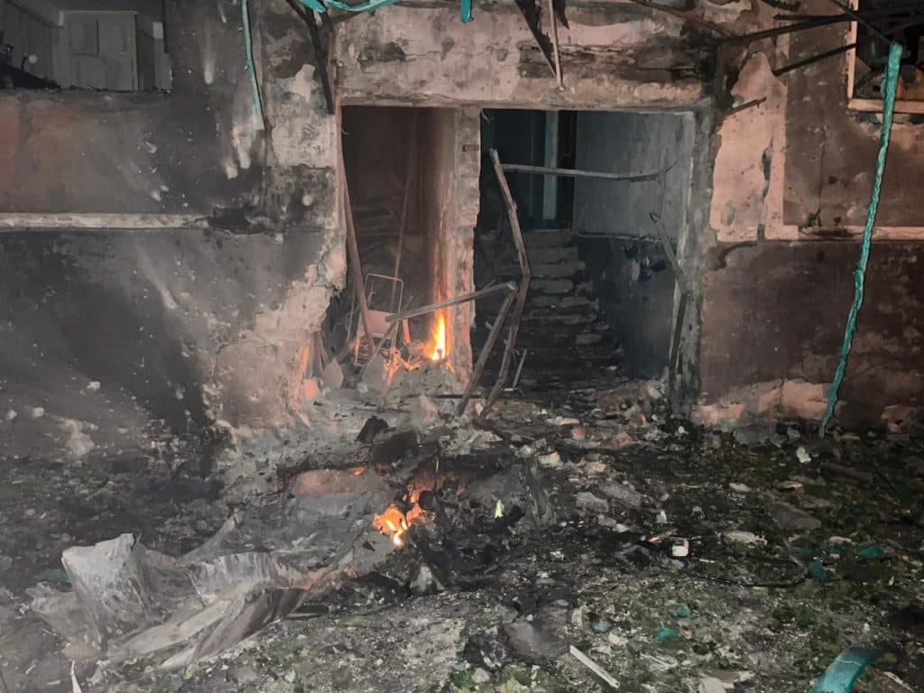 Ночью россияне попали ударным дроном по 5-этажке в Белозерском.