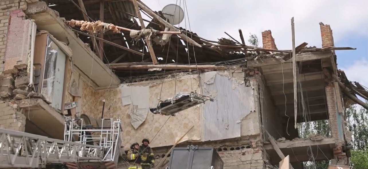 В Краматорську рятувальники показали, як деблокували з-під завалів будинку тіла двох загиблих жінок