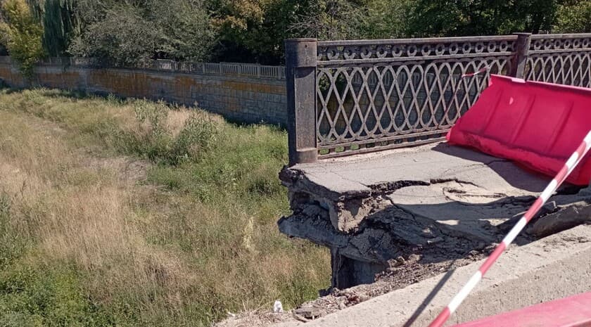 В Луганську окупанти перекрили рух кількома мостами і затягнули "ремонт"