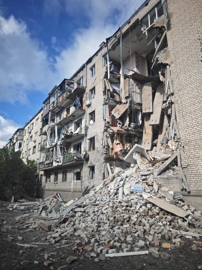 В Лимані внаслідок атаки окупантів на багатоповерхівку поранено родину з дитиною