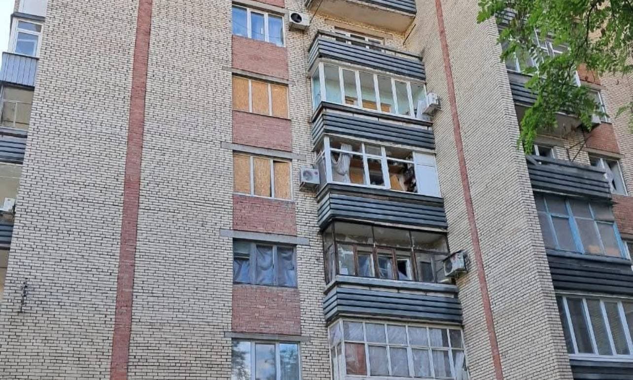 Ворог вдарив безпілотниками по Словʼянську: є пошкодження у центральній частині міста