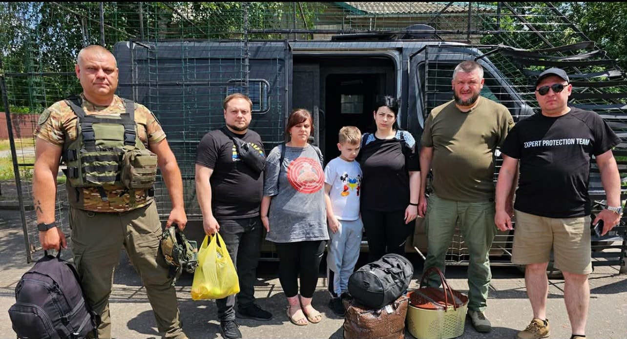 З Костянтинівки під ударами російських КАБів поліція евакуювала 6 людей разом з вагітною жінкою та дитиною