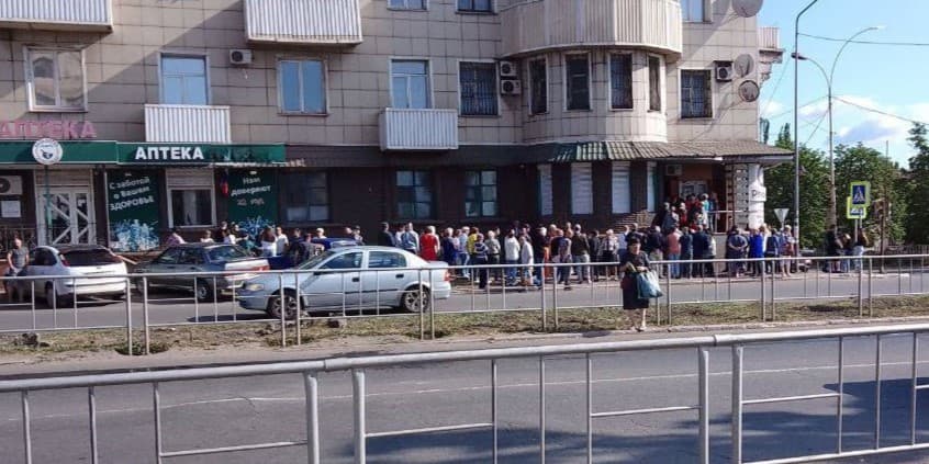 Жителі окупованої Донеччини цілодобово стоять у чергах, бо їх змушують переоформлювати сім-картки місцевого мобільного оператора