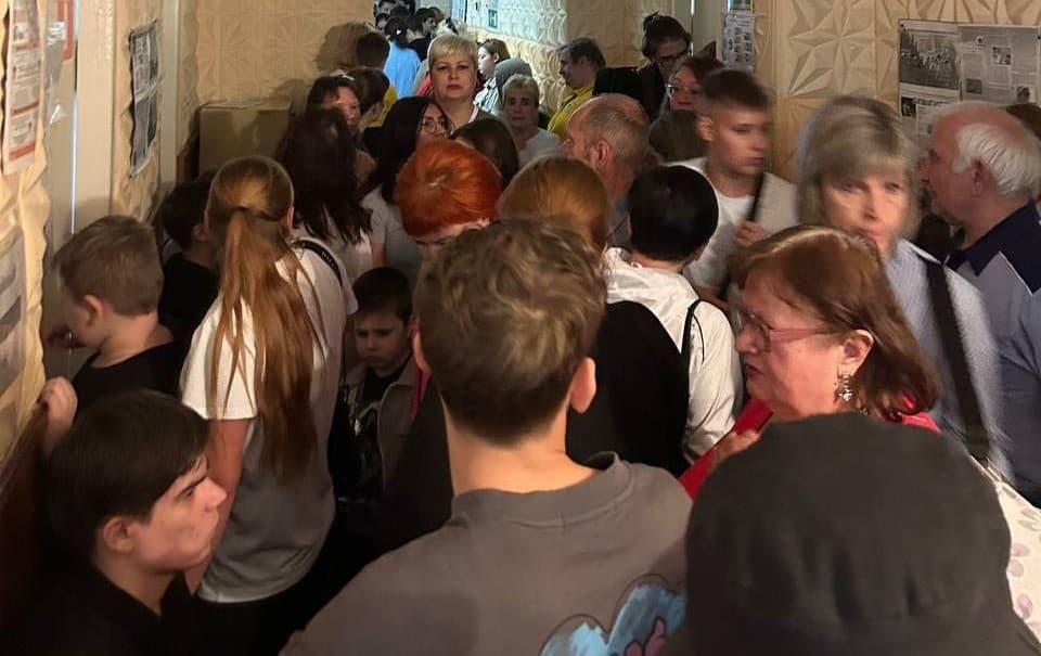 Жителі окупованої Донеччини цілодобово стоять у чергах, бо їх змушують переоформлювати сім-картки місцевого мобільного оператора