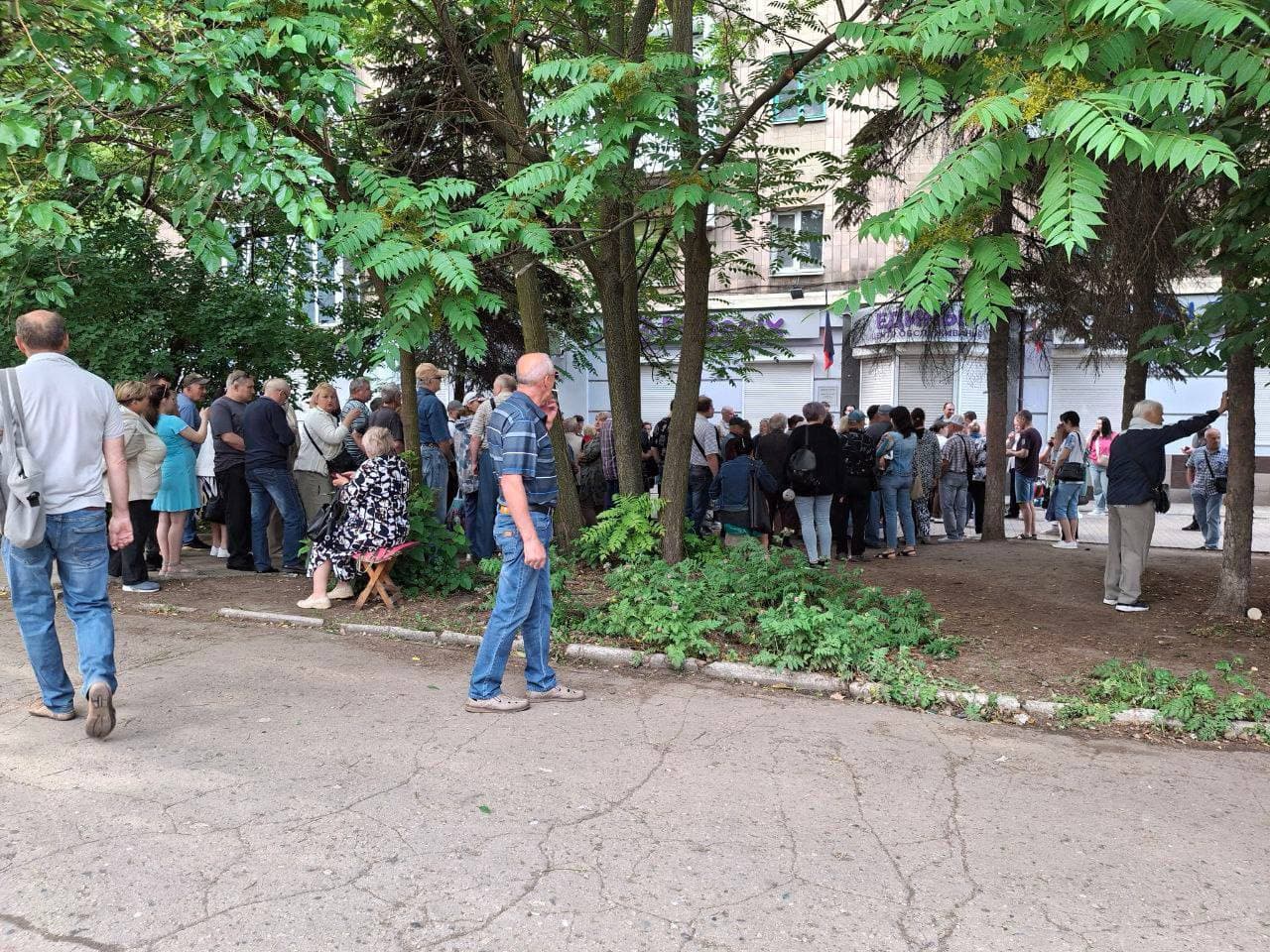 Жителі окупованої Донеччини цілодобово стоять у чергах, бо їх змушують переоформлювати сім-картки місцевого мобільного оператора