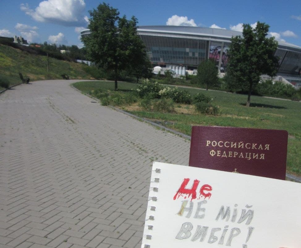 Жители оккупированных городов Луганщины и Донбасса показывают, что российский паспорт — не их выбор