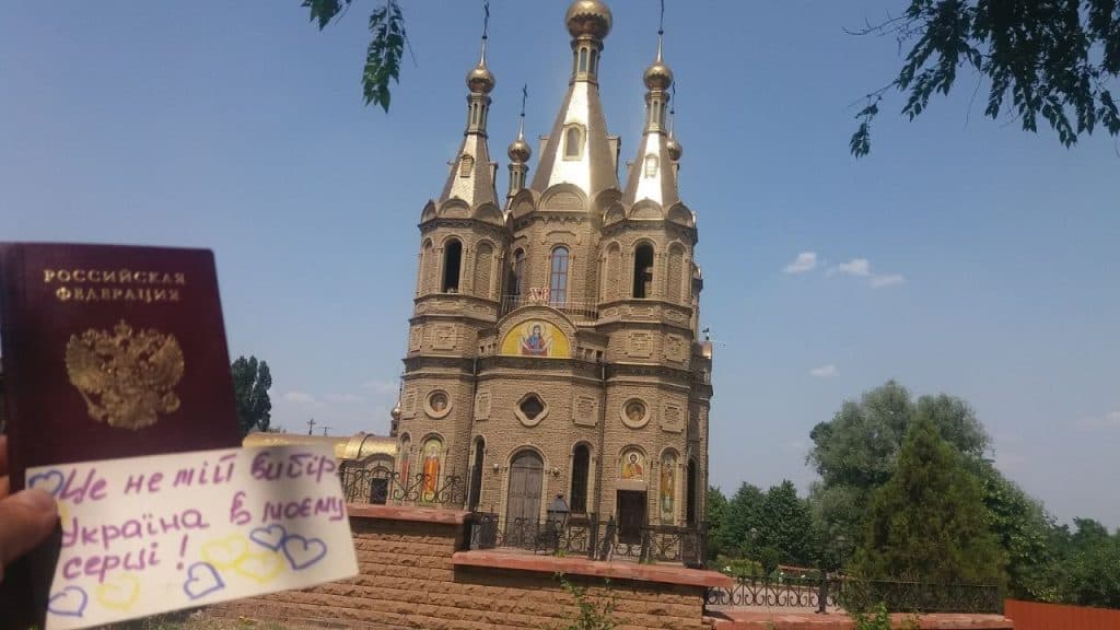 Жители оккупированных городов Луганщины и Донбасса показывают, что российский паспорт — не их выбор