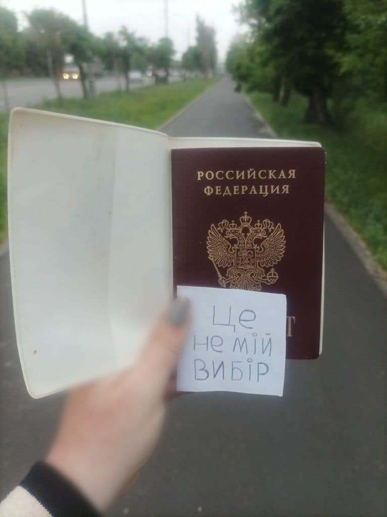 Жители оккупированных городов Луганщины и Донбасса показывают, что российский паспорт — не их выбор