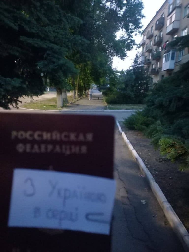 Жители оккупированных городов Луганщины и Донбасса показывают, что российский паспорт — не их выбор