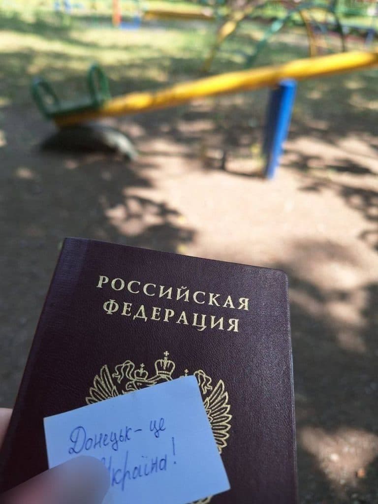 Жители оккупированных городов Луганщины и Донбасса показывают, что российский паспорт — не их выбор