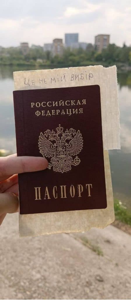 Жители оккупированных городов Луганщины и Донбасса показывают, что российский паспорт — не их выбор