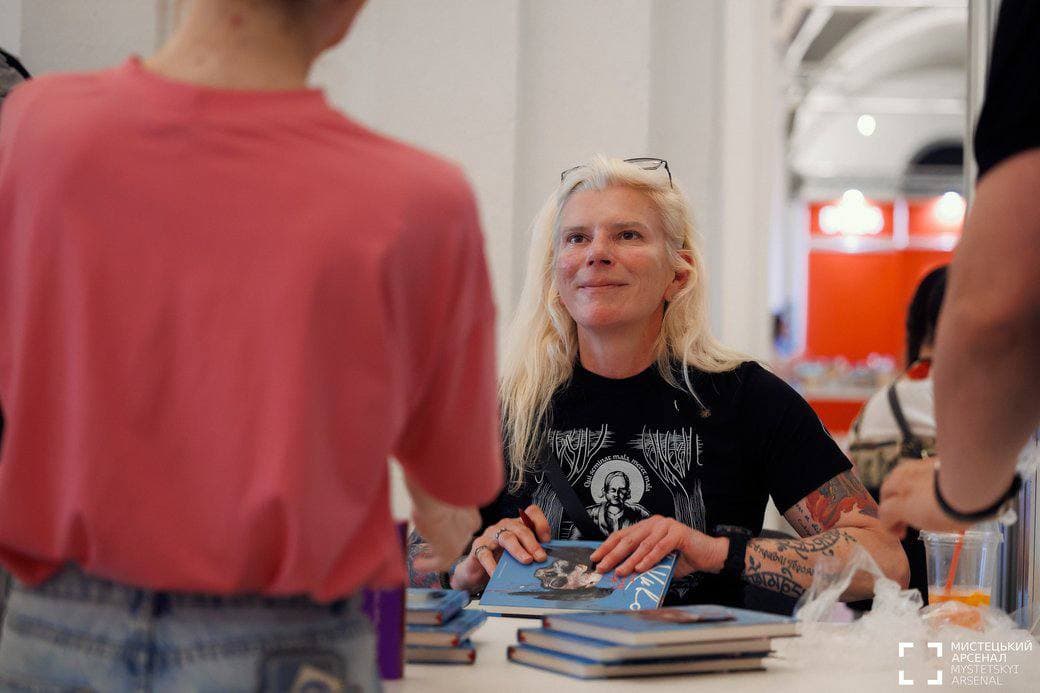 Захисниця Маріуполя Тайра презентувала поетичну збірку Наживо