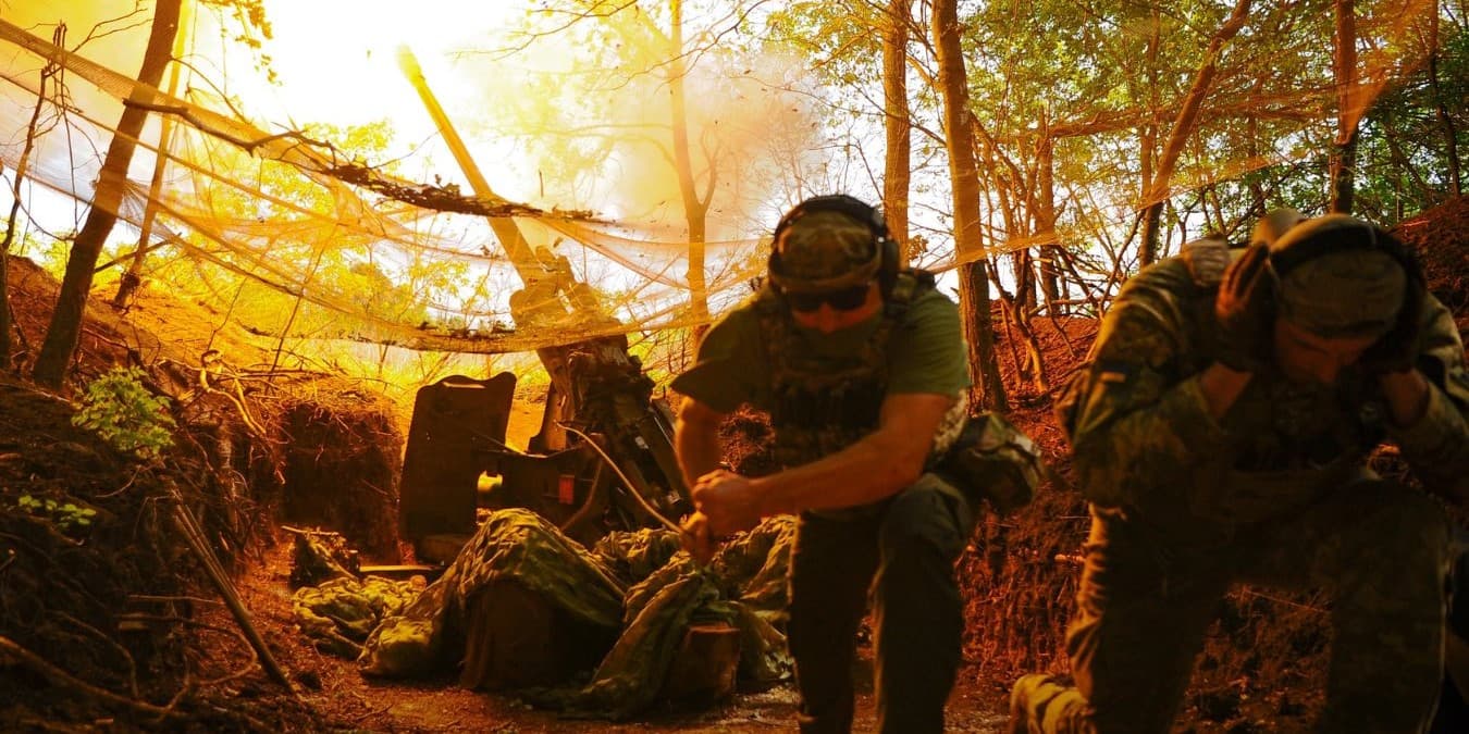 стріляє гармата 127 обр тро