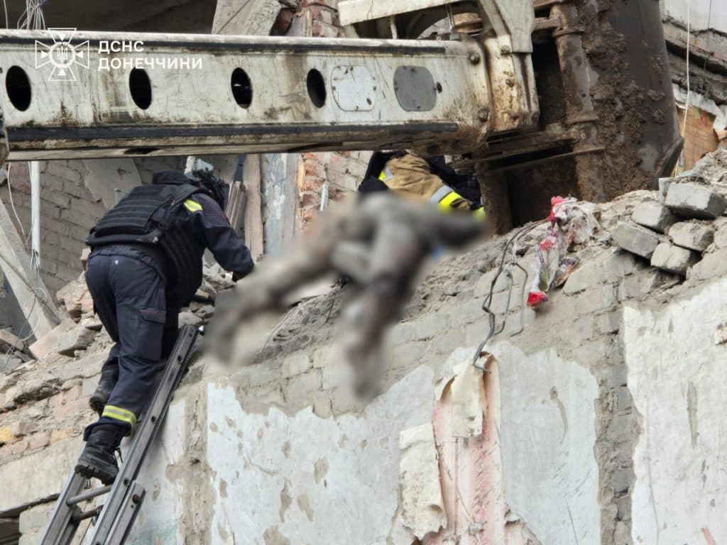 Аварійно-рятувальні роботи в Краматорську завершено: з-під завалів деблоковано тіло п'ятої жертви російського удару