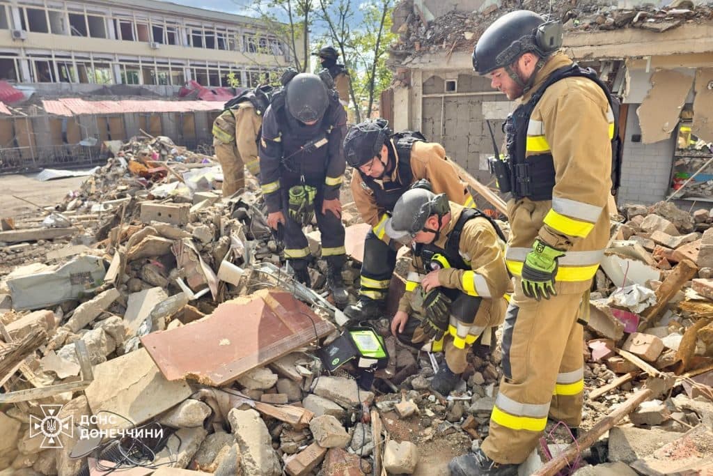 Аварійно-рятувальні роботи в Краматорську завершено: з-під завалів деблоковано тіло п'ятої жертви російського удару