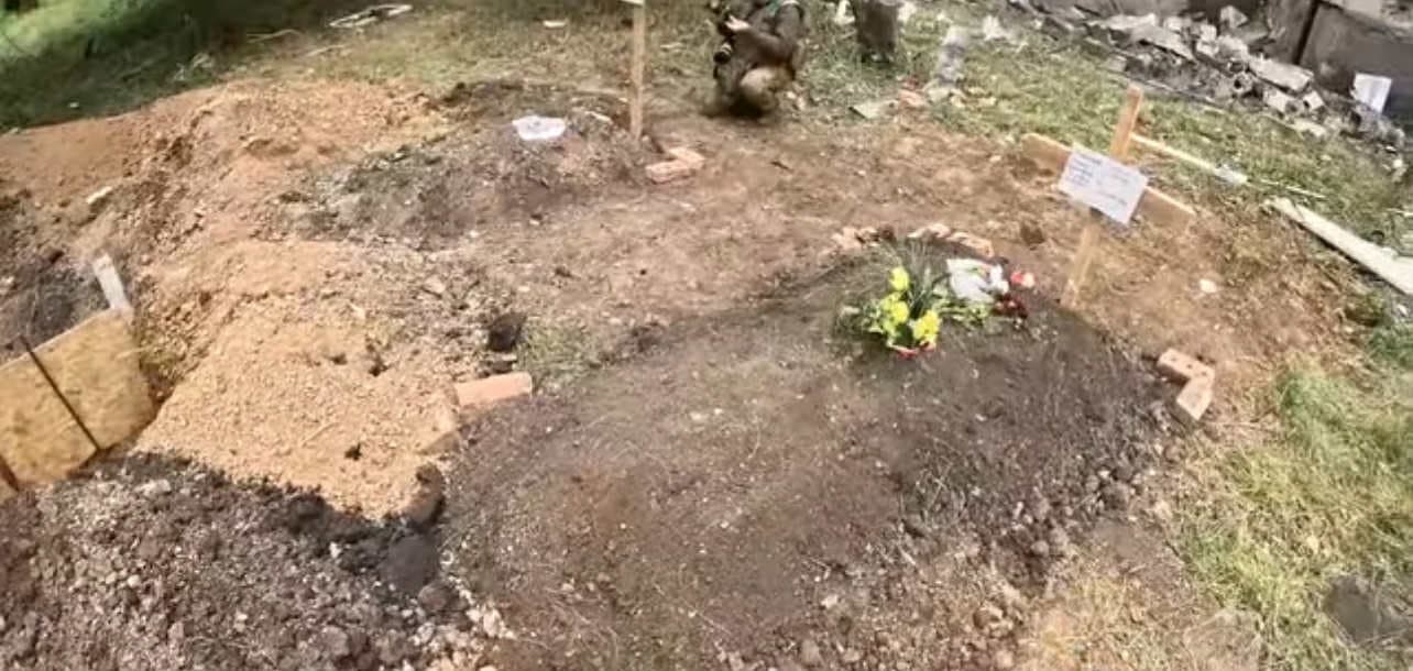 У Покровську продовжують ховати людей у дворах і рятують тих, хто вижив. Скріншот з відео поліції Донеччини. 