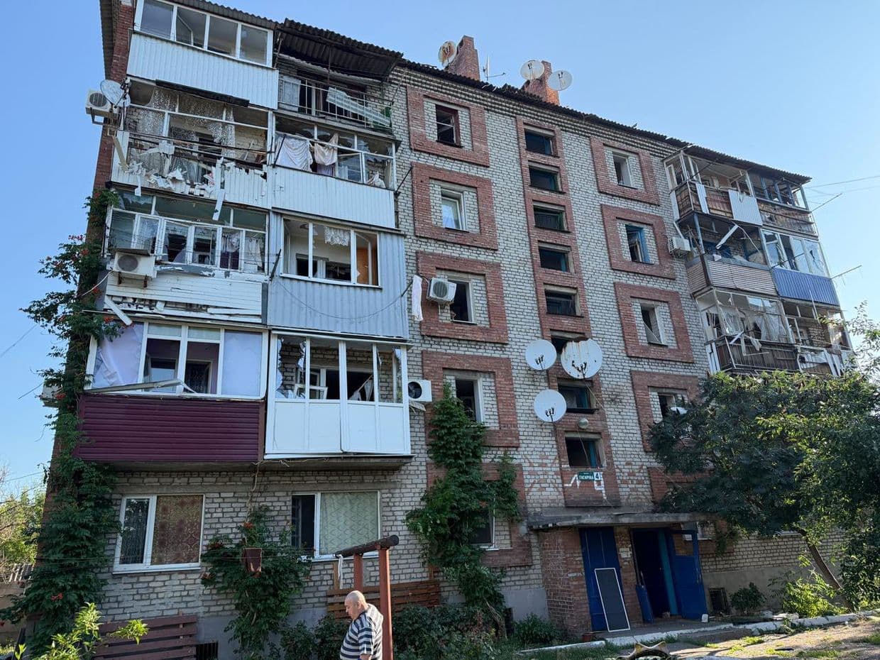 У Словʼянську були влучання у мікрорайонах "Залізничний" та "Хімік". Фото: Словʼянська МВА