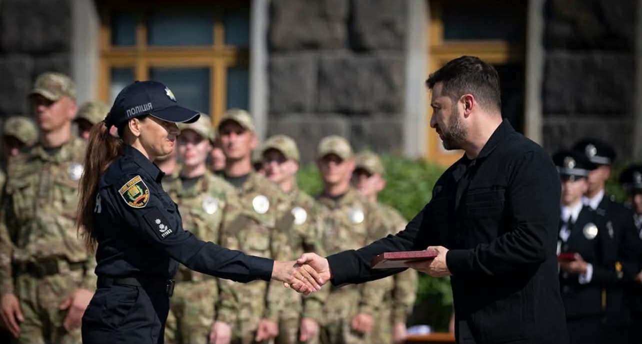 Президент України Володимир Зеленський відзначив нагородами п’ятьох поліцейських Донеччини. Фото: зі сторінки у Фейсбук поліції Донецької області