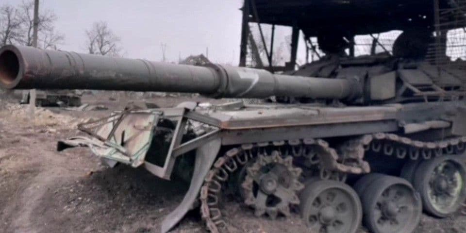 Російський танк Т-72Б3М із мангалом "Z" поряд з Новобахмутівкою на Донеччині. Фото: Telegram/Війна в Україні. Втрати техніки.