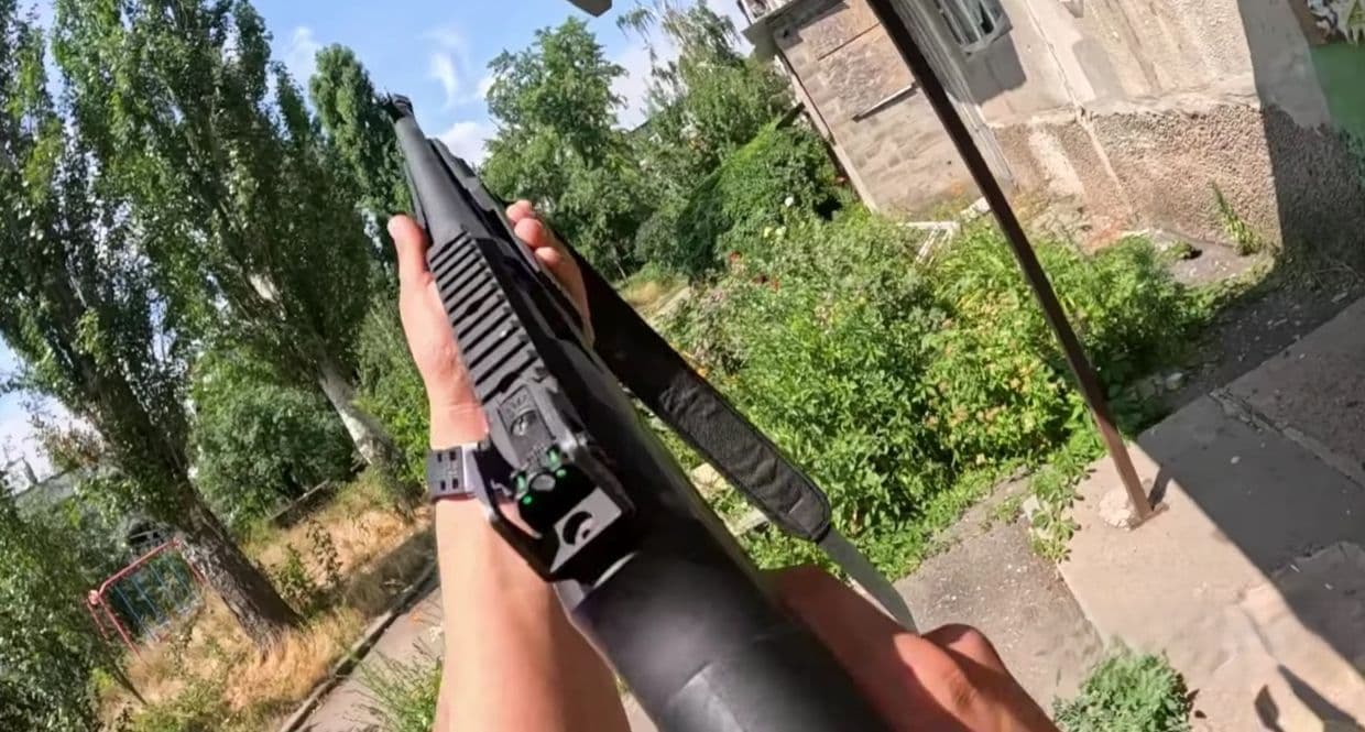 Сбитие российского дрона из ружья. Скриншот из видео полиции Национальной полиции Украины